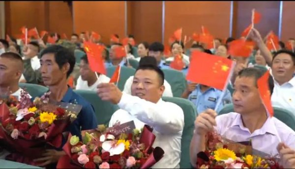 股神配资 阅兵仪式上，“刘老庒连”旗帜上的“庒”为什么多了一点？